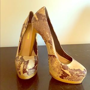Pour La Victoire snakeskin hot heels 👠